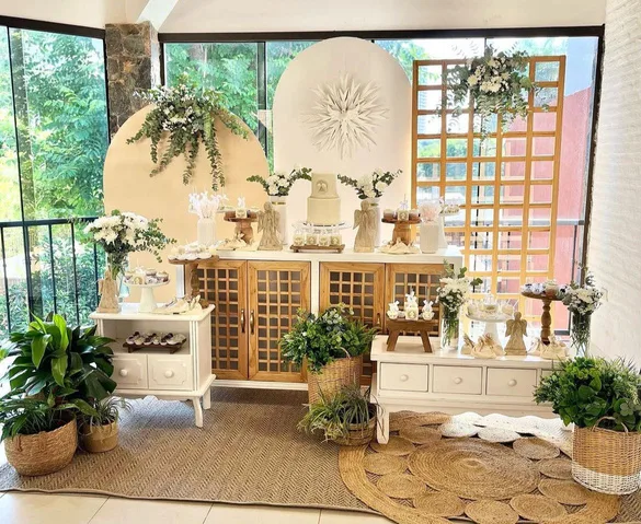 Arcos blancos y celosía de madera, en una fiesta