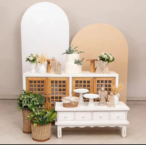 Set en tonos arena con cómoda de madera