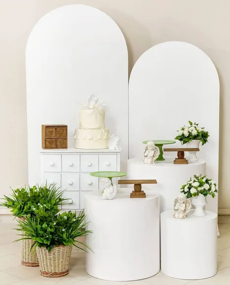 Set con arcos blancos, cilindros y celosía