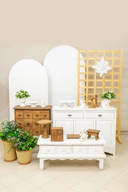 Arcos blancos y celosía de madera, en el showroom