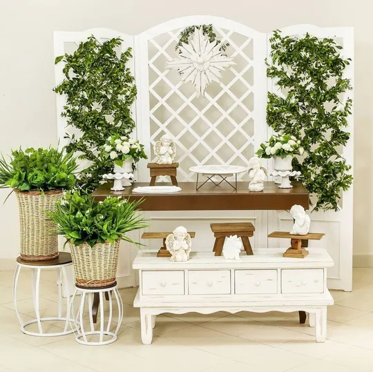 Celosía blanca con verde, en el showroom